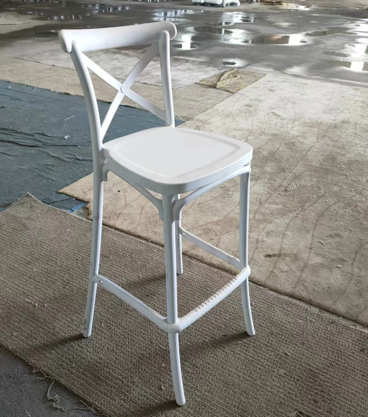 Modern New Design Outdoor Plastic Stackable Dining Chairs Resin Bar Chair High Stool Dining Chair Cross Back High Chair